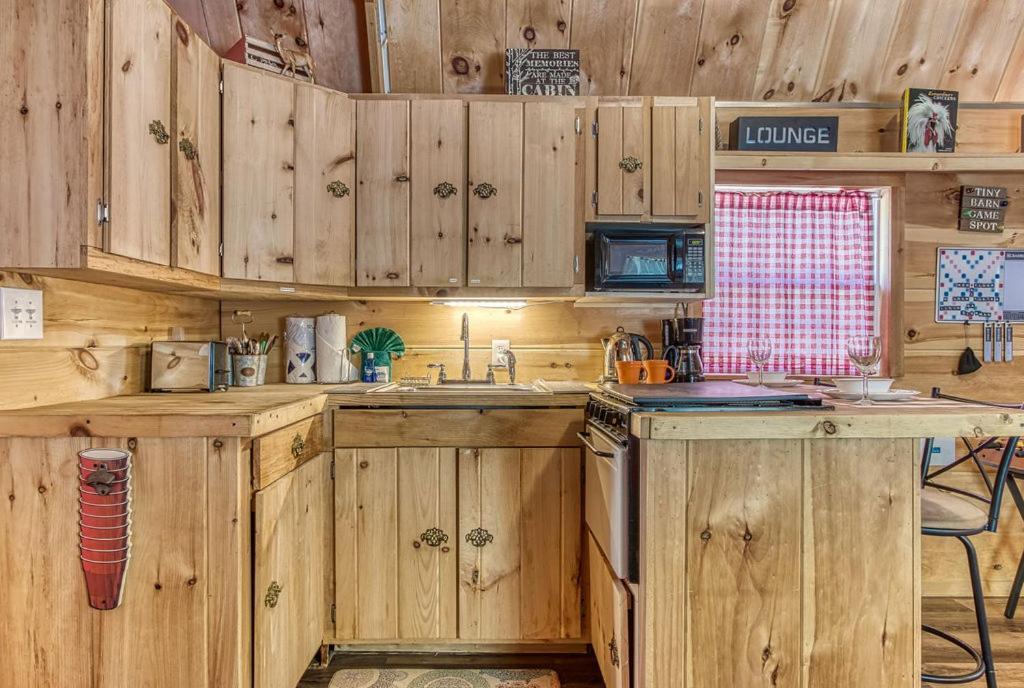 The Tiny Barn, 1089 Free Tickets Each Paid Day, Dollywood And More เซอเวียร์วีล ภายนอก รูปภาพ